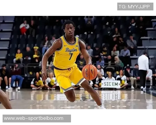 埃奇库姆费城主场首秀表现惊艳球迷热烈掌声致敬 埃奇库姆费城主场首秀表现惊艳球迷热烈掌声致敬